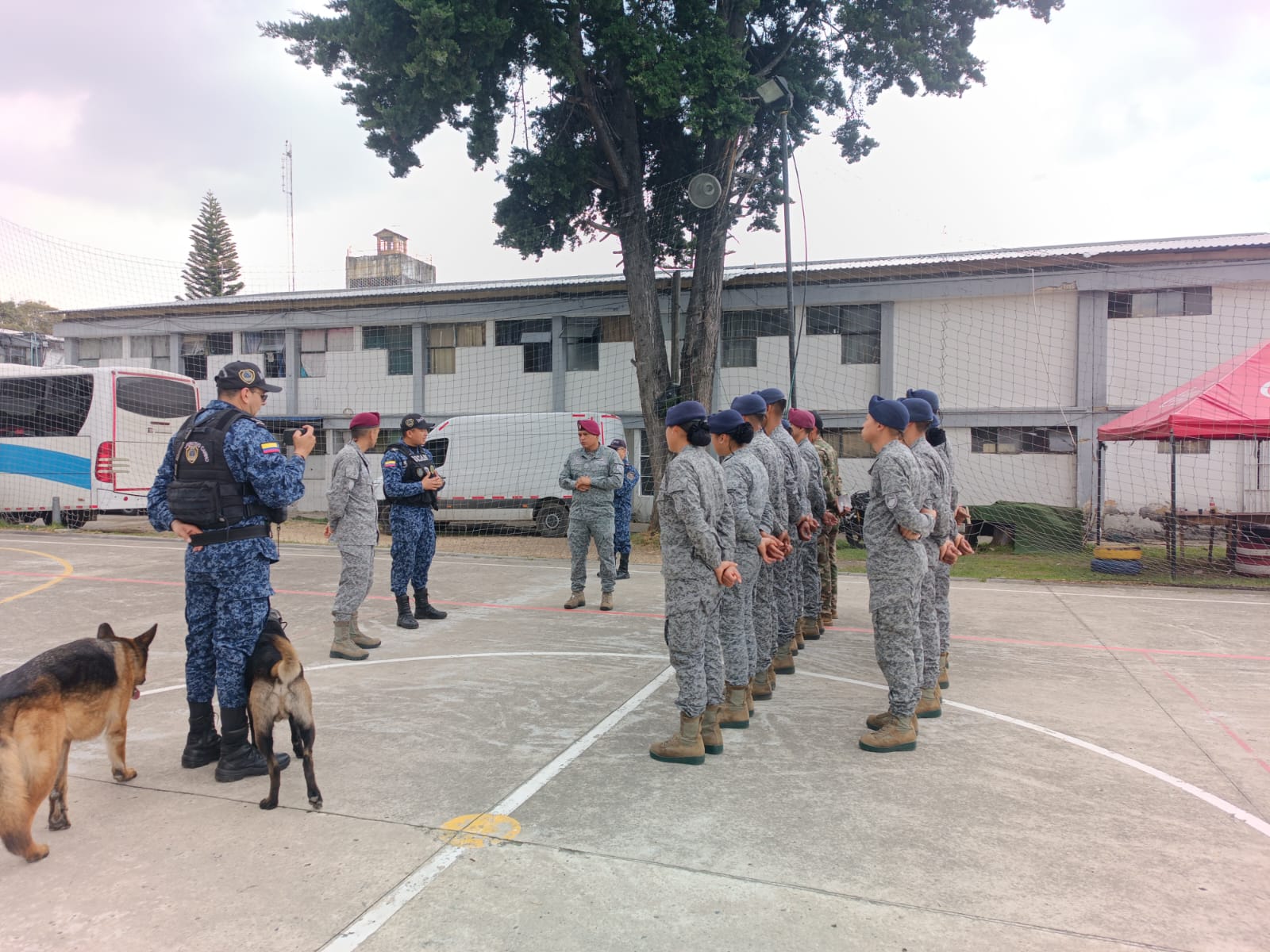Caninos con Guardias del INPEC Caninos con Guardias del INPEC