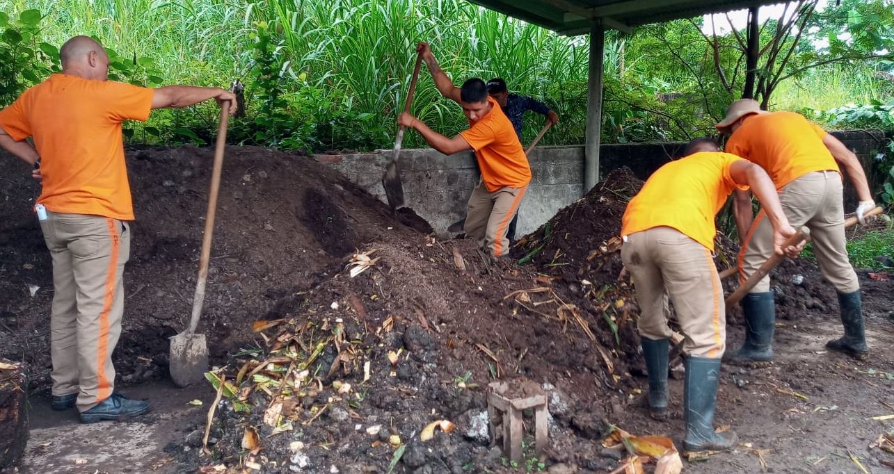 Capacitación en Elaboración de Abono Orgánico para Privados de la Libertad en la Colonia Agrícola de Acacías