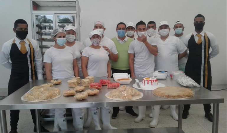 Imagen de inauguración de panadería y su personal