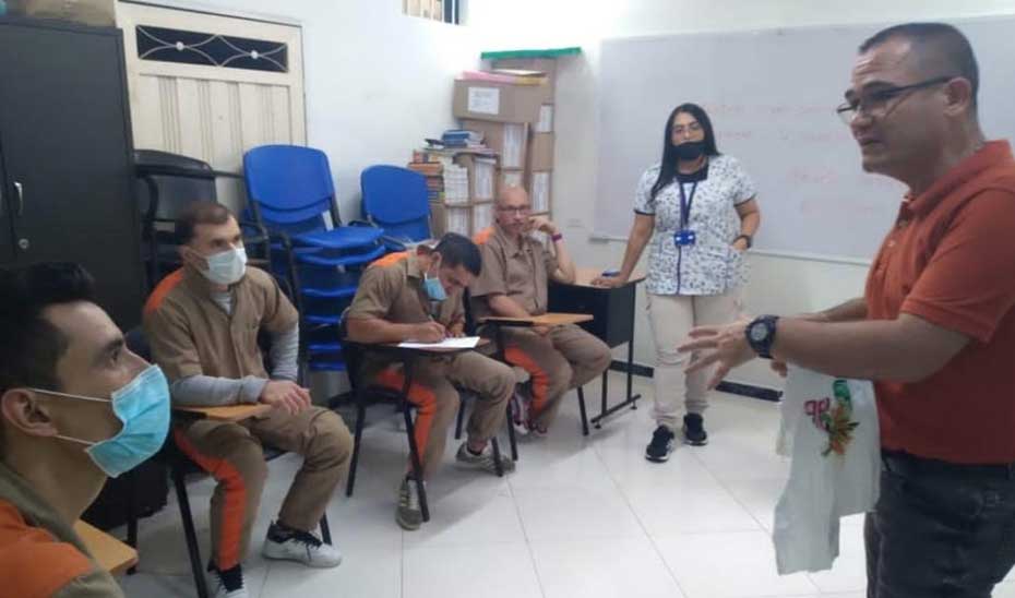 Inicio de la Capacitación en Bordado Tradicional en el Establecimiento Penitenciario de Santa Bárbara