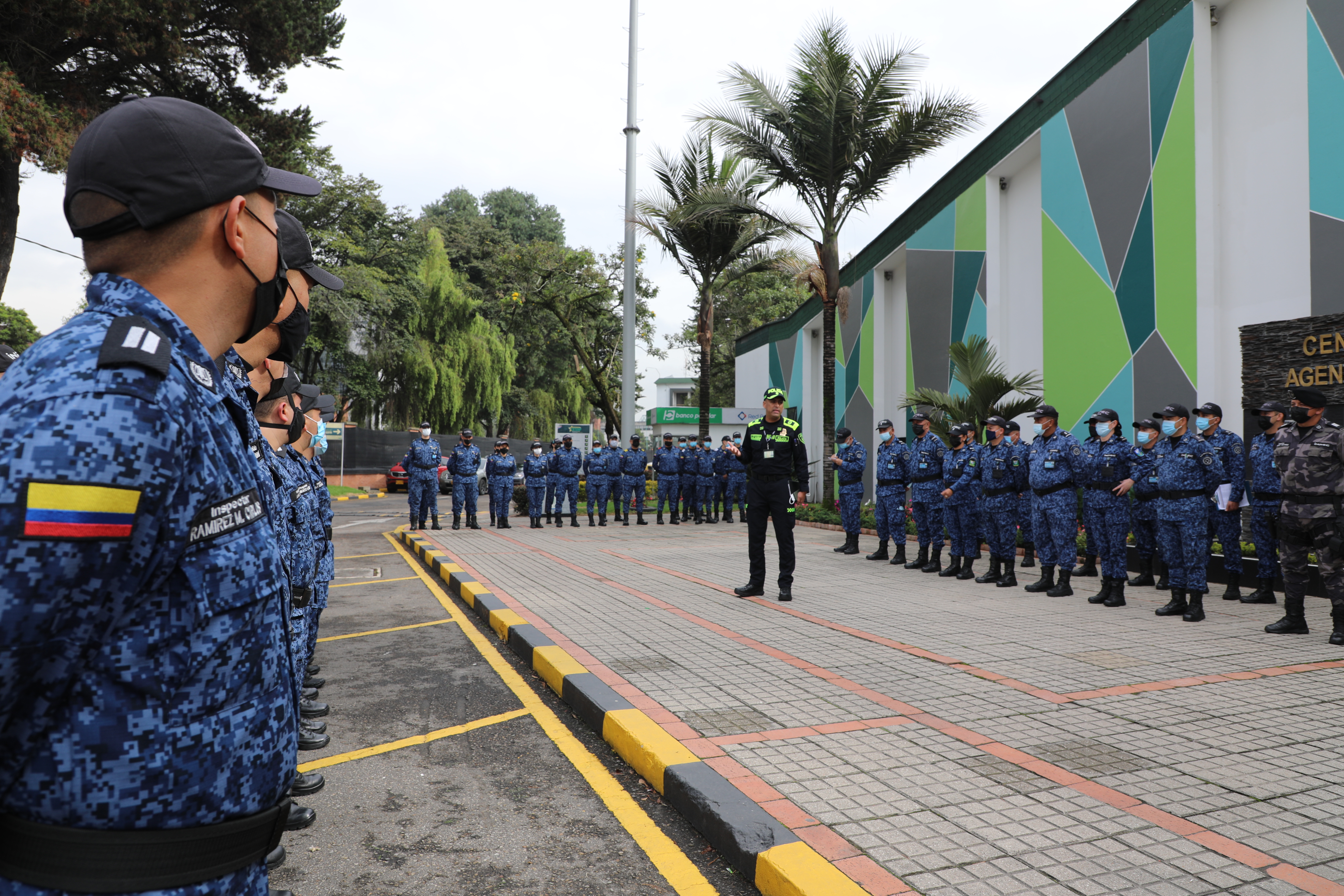 Imagen policia y grupo de oficiales del inpec