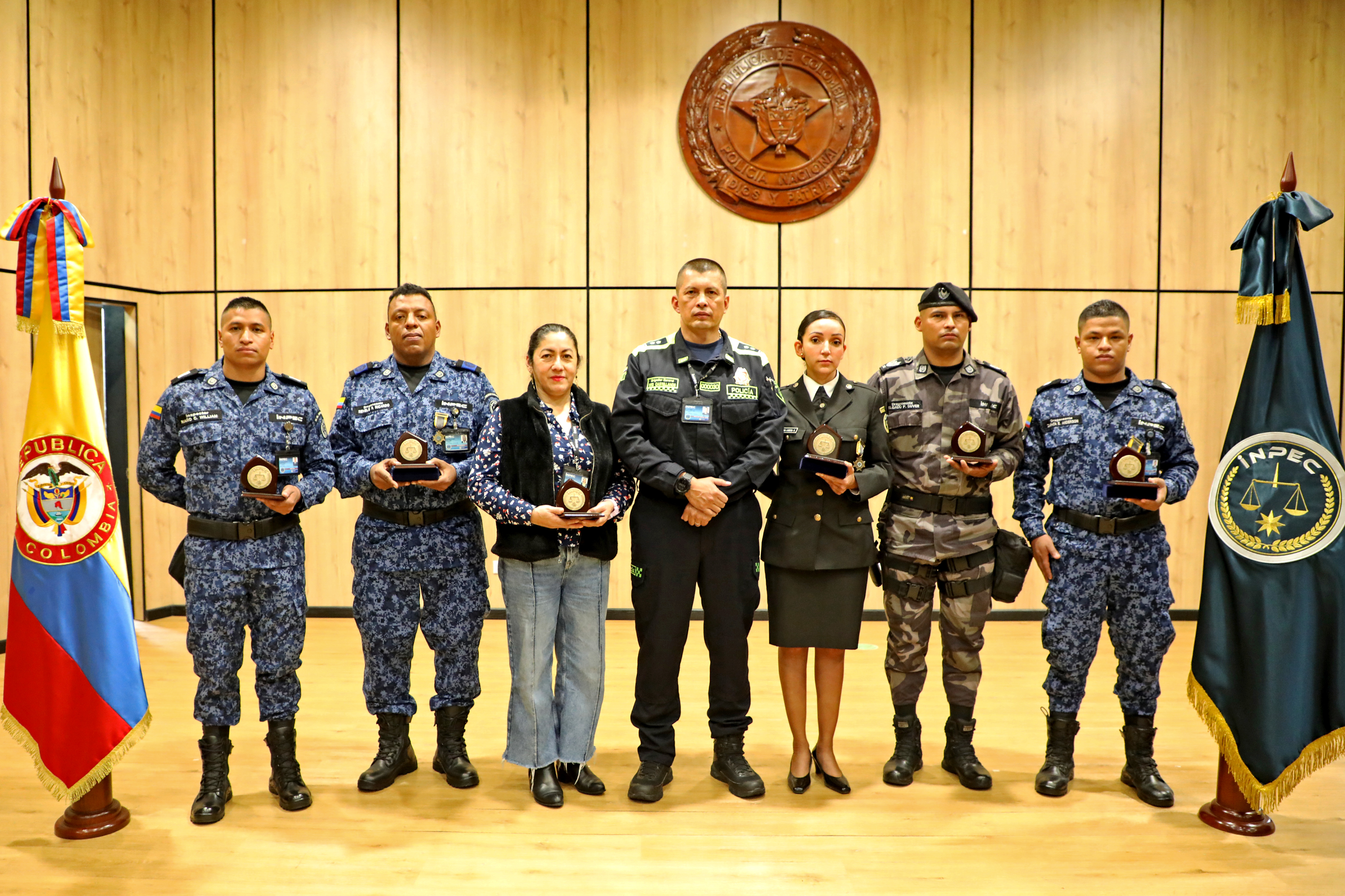 Imagen de grupo de policia y inpec