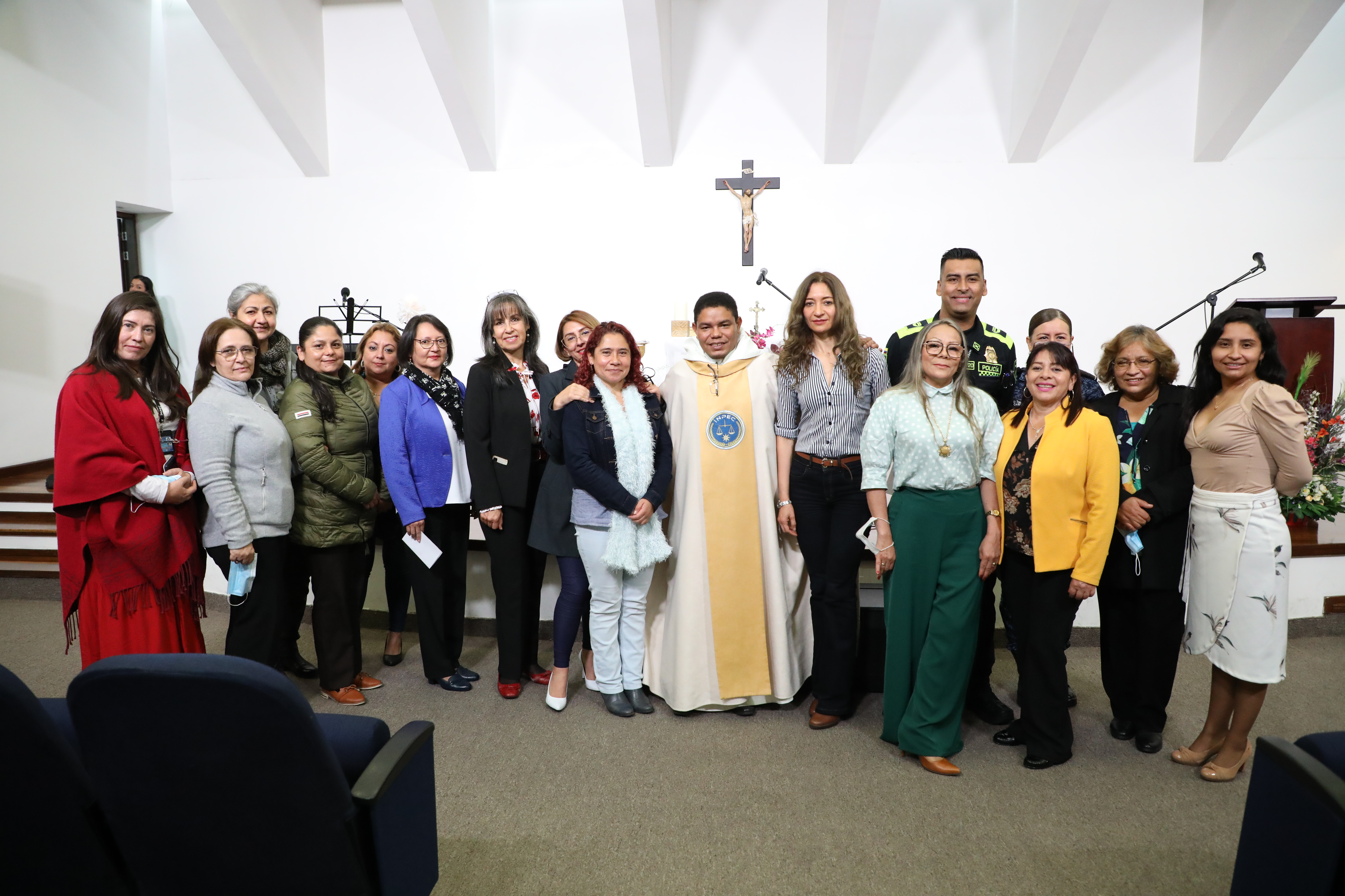 Imagen de grupo de personas en iglesia 