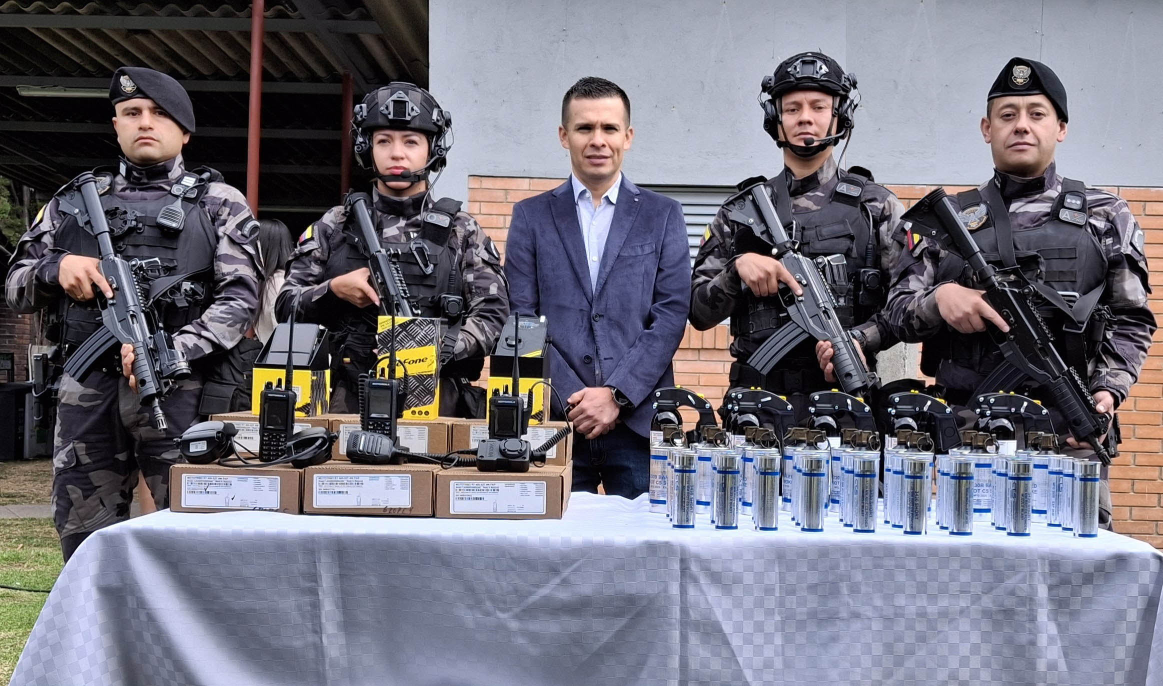 Teniente Coronel Rolando Antonio Ramírez Sanabria, Director de Custodia y Vigilancia e integrantes del GROPE, durante la entrega de los implementos