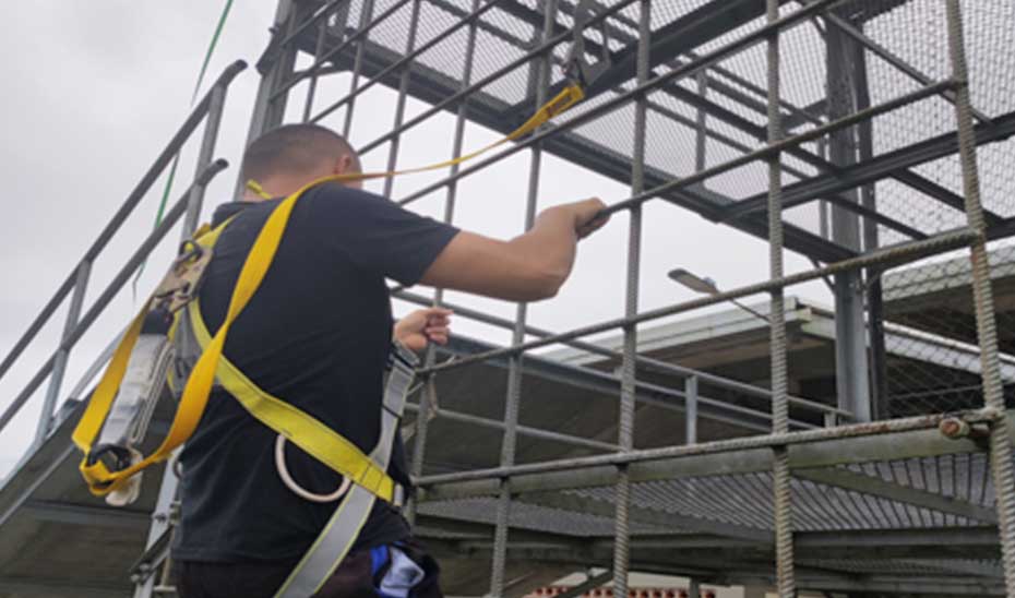 Funcionarios del INPEC en Quibdó se certifican en trabajo en alturas con apoyo del SENA