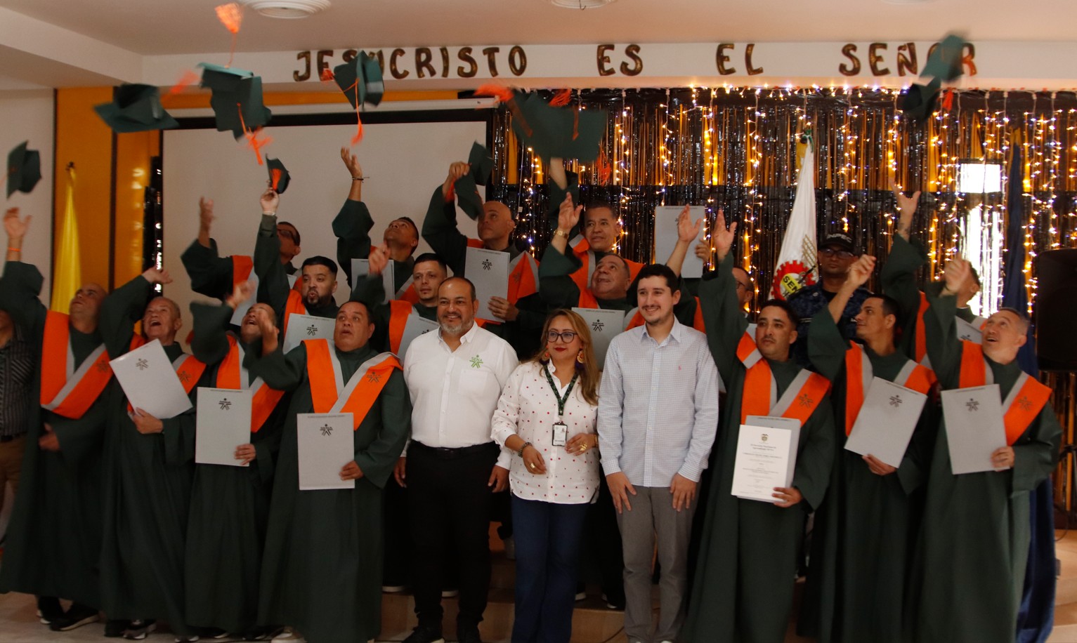 Graduandos lanzan sus birretes (simbolo de conocimiento) a lo alto, marcando el final de una etapa y el comienzo de una nueva. 