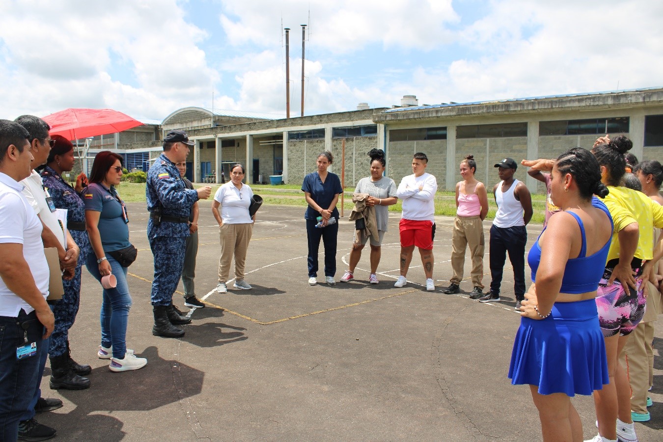 Grupo de alumnas e instructores recibiendo capacitación para el trabajo