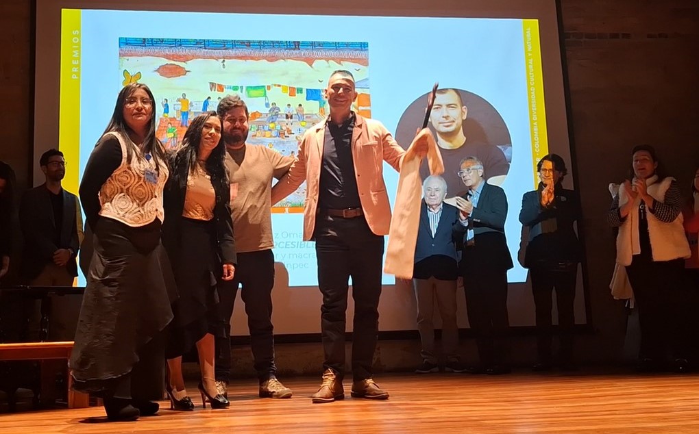 Directivos del Inpec en compañia de Brian Alexander Díaz Omaña, ganador del Primer Lugar en el VIII Salón BAT