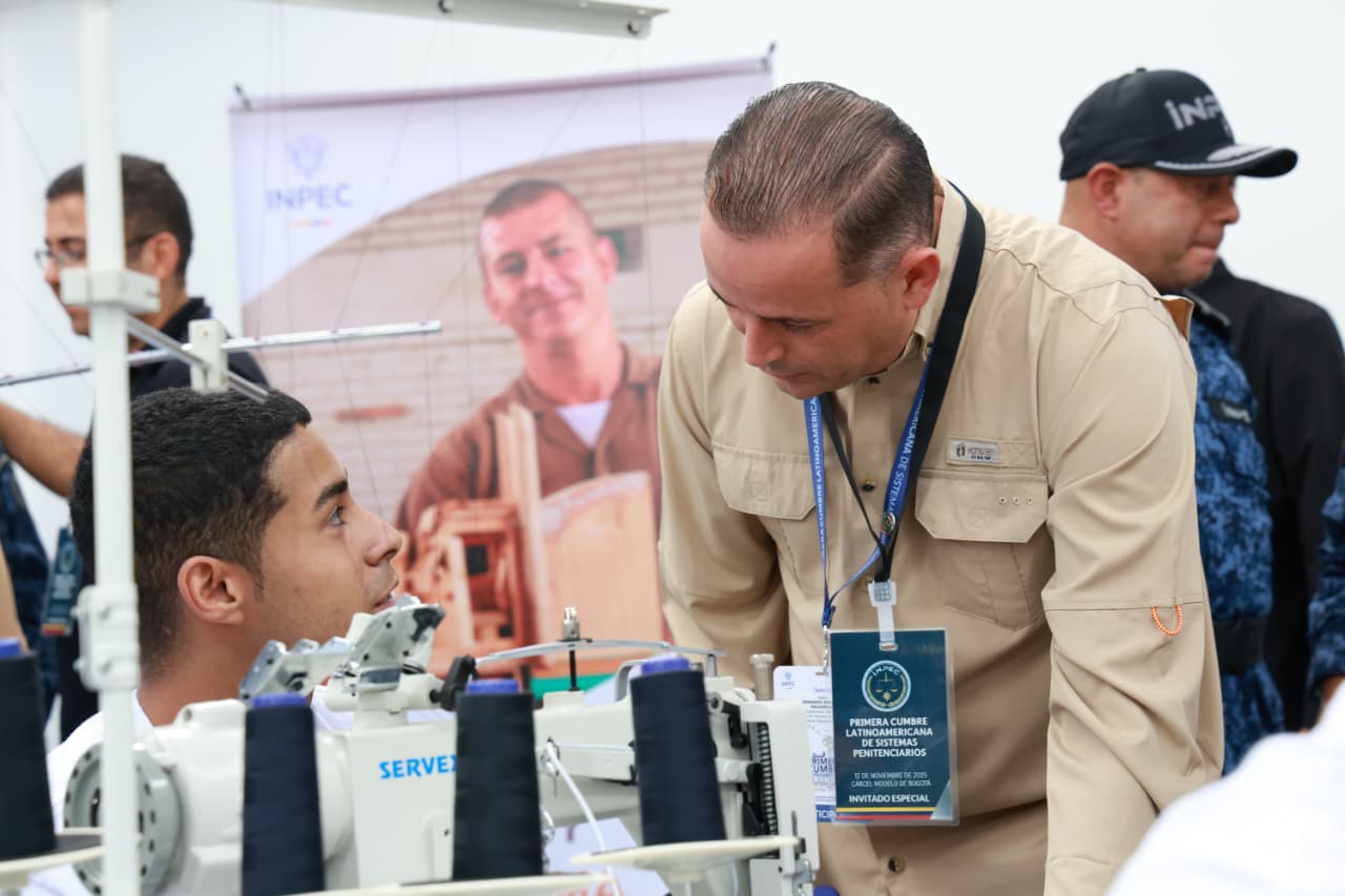 Delegaciones de países asistentes durante el recorrido
