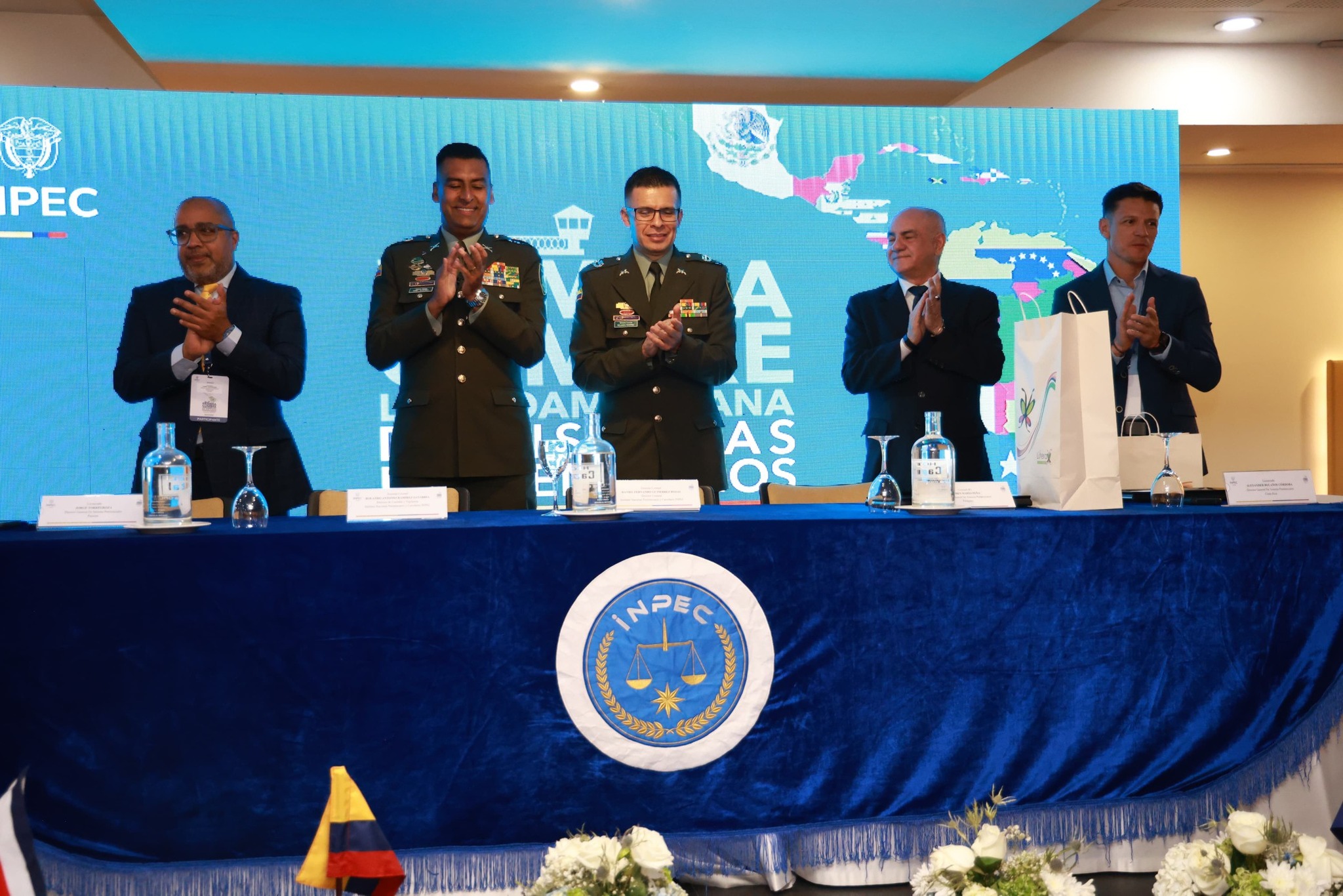 Mesa principal del evento durante la clausura de la cumbre